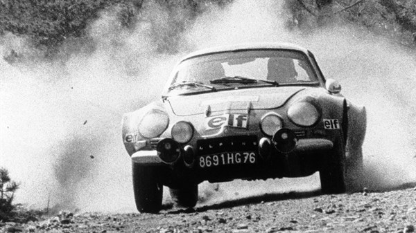 Renault Sport - Alpine A110 sur chemin de campagne