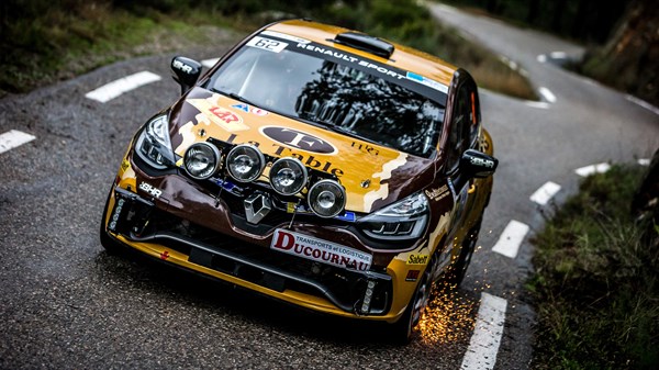 Renault Sport - Renault Clio R3T Trophy dans la forêt