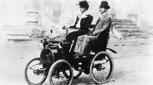 Personnes sur une ancienne voiture